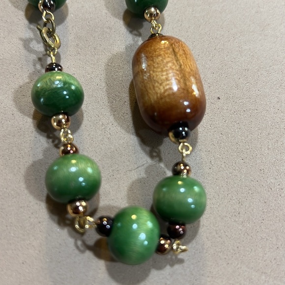 Vintage wooden beaded necklaces and plastic beaded necklace - Picture 5 of 7